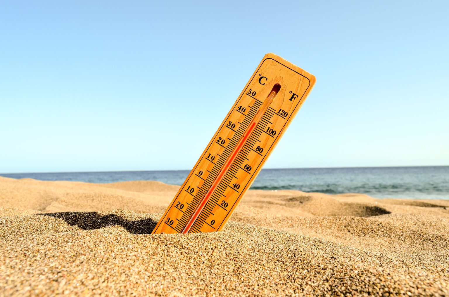 Un termómetro en una playa. Foto de temperatura creado por wirestock - www.freepik.es