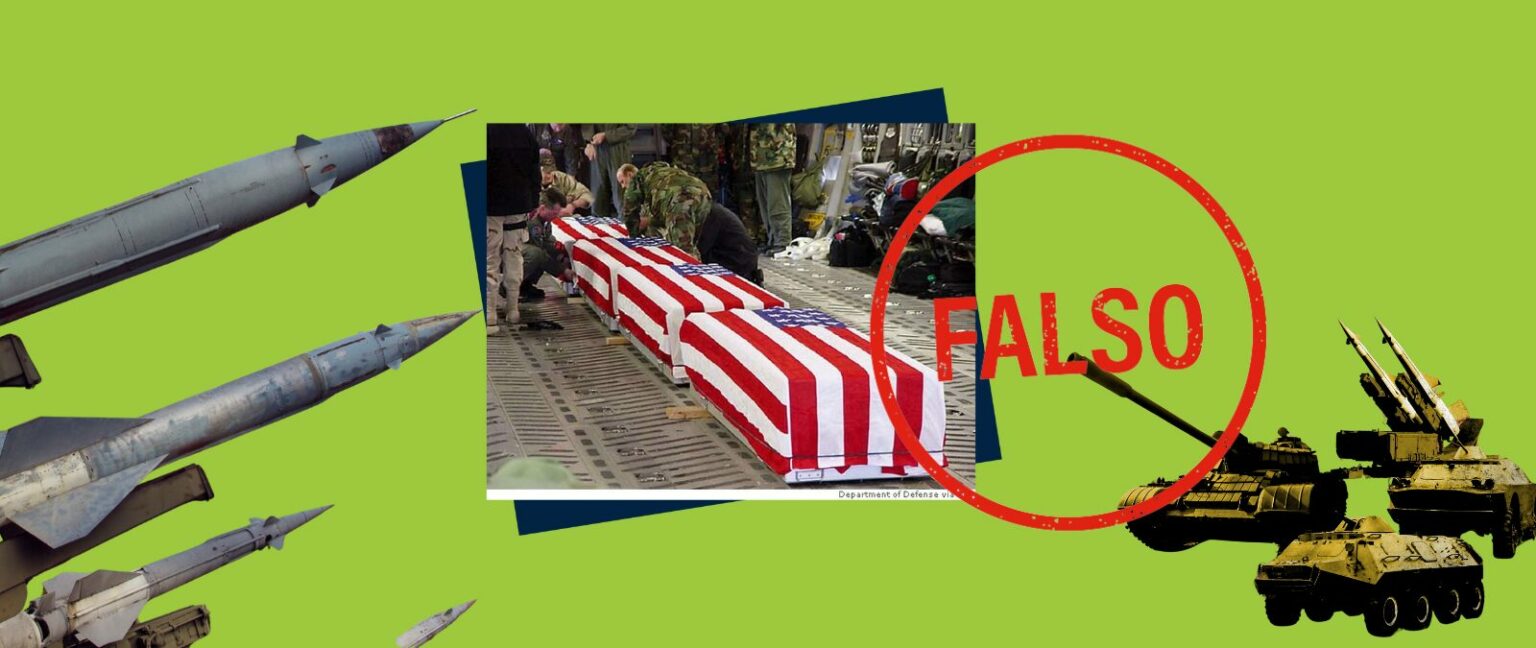 Esta foto de ataúdes cubiertos con banderas de EE.UU. tiene más de 20 años